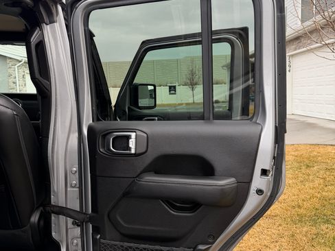 Used 2020 Jeep Gladiator Overland image 16