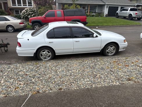 Used 1998 INFINITI I30 FWD image 4