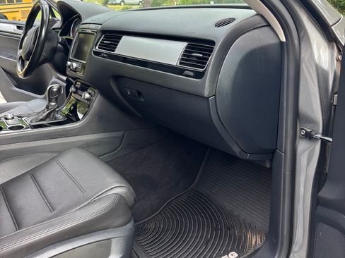 Used 2016 Volkswagen Touareg Sport AWD/4WD image 9