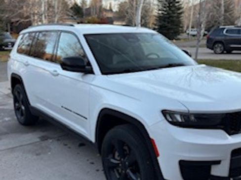 Used 2021 Jeep Grand Cherokee L Laredo image 4