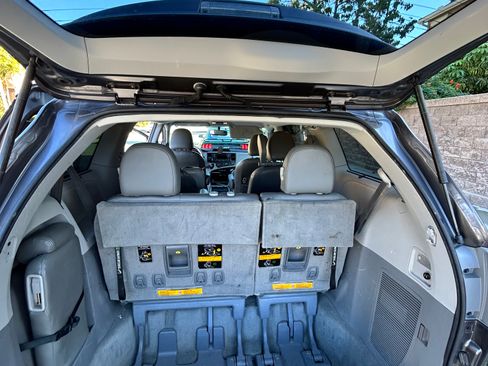 Used 2011 Toyota Sienna LE w/ Towing Pkg FWD image 13