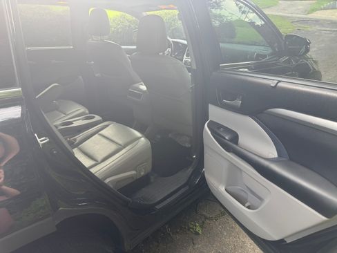 Used 2017 Toyota Highlander XLE FWD image 10