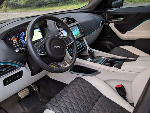 Used 2019 Jaguar F-PACE SVR image 15