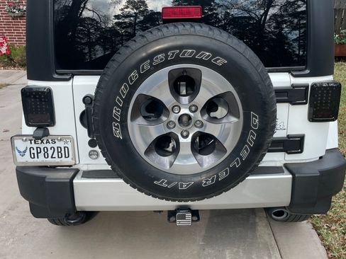 Used 2018 Jeep Wrangler Unlimited Sahara w/ Connectivity Group image 4