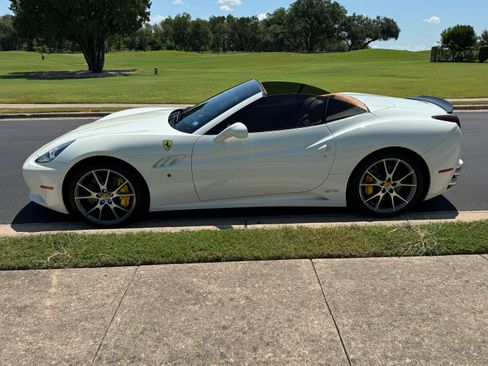 Used 2011 Ferrari California image 20