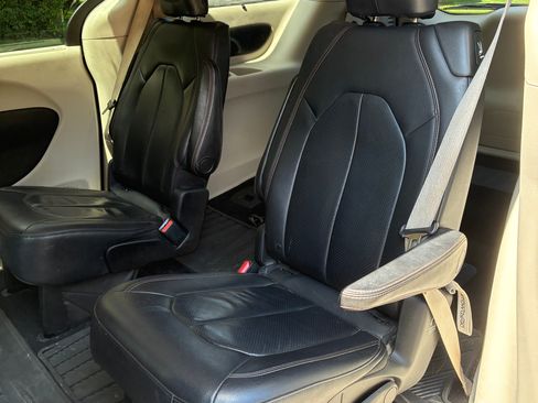 Used 2018 Chrysler Pacifica Touring-L Plus w/ Advanced Safetytec Group FWD image 11