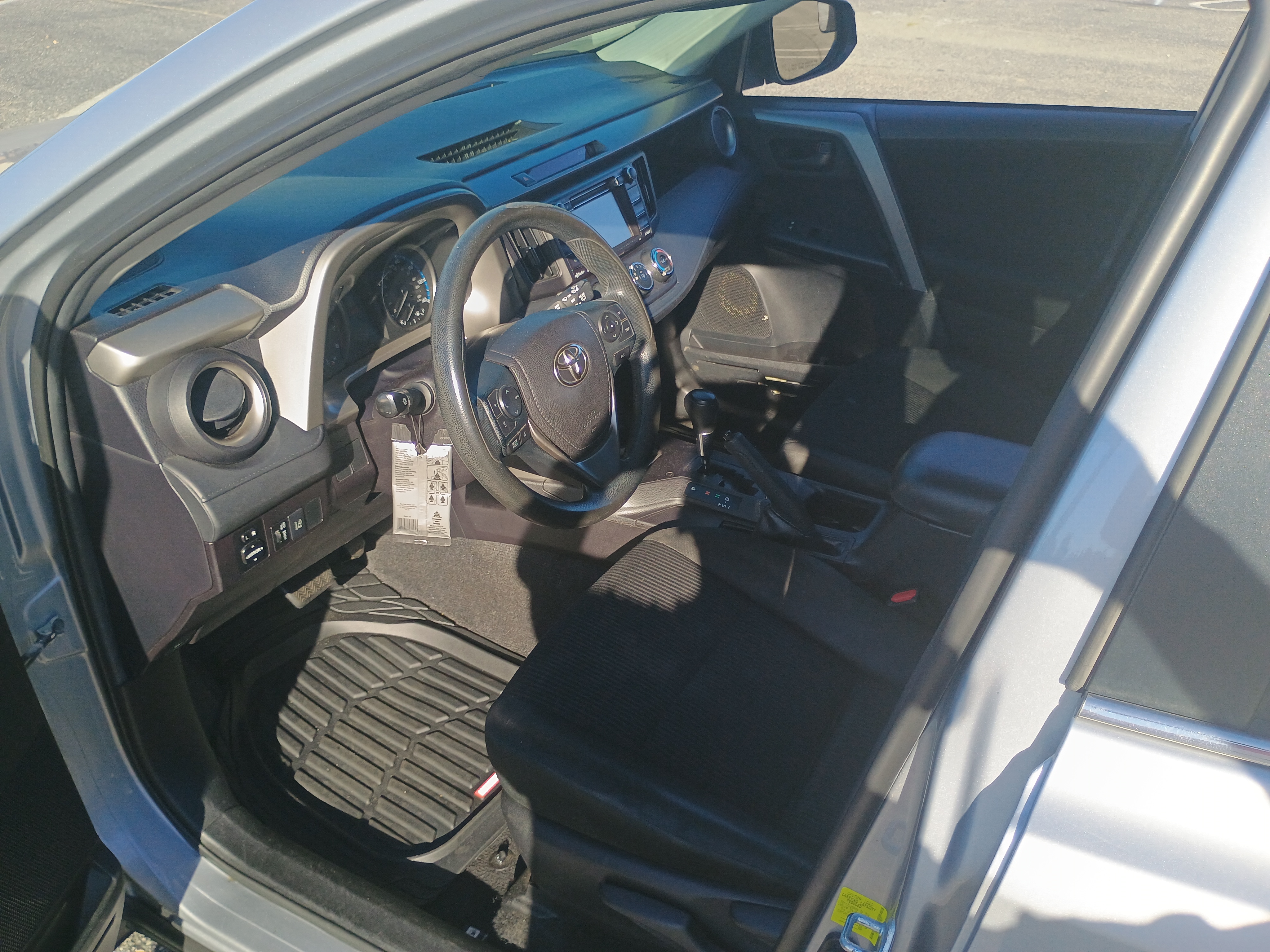 Used 2018 Toyota RAV4 LE FWD image 12