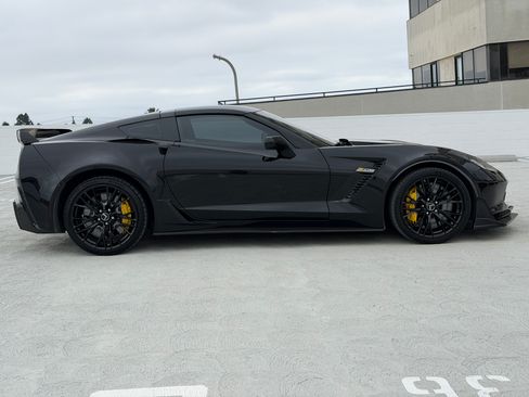 Used 2015 Chevrolet Corvette Z06 w/ 3LZ Preferred Equipment Group RWD image 9