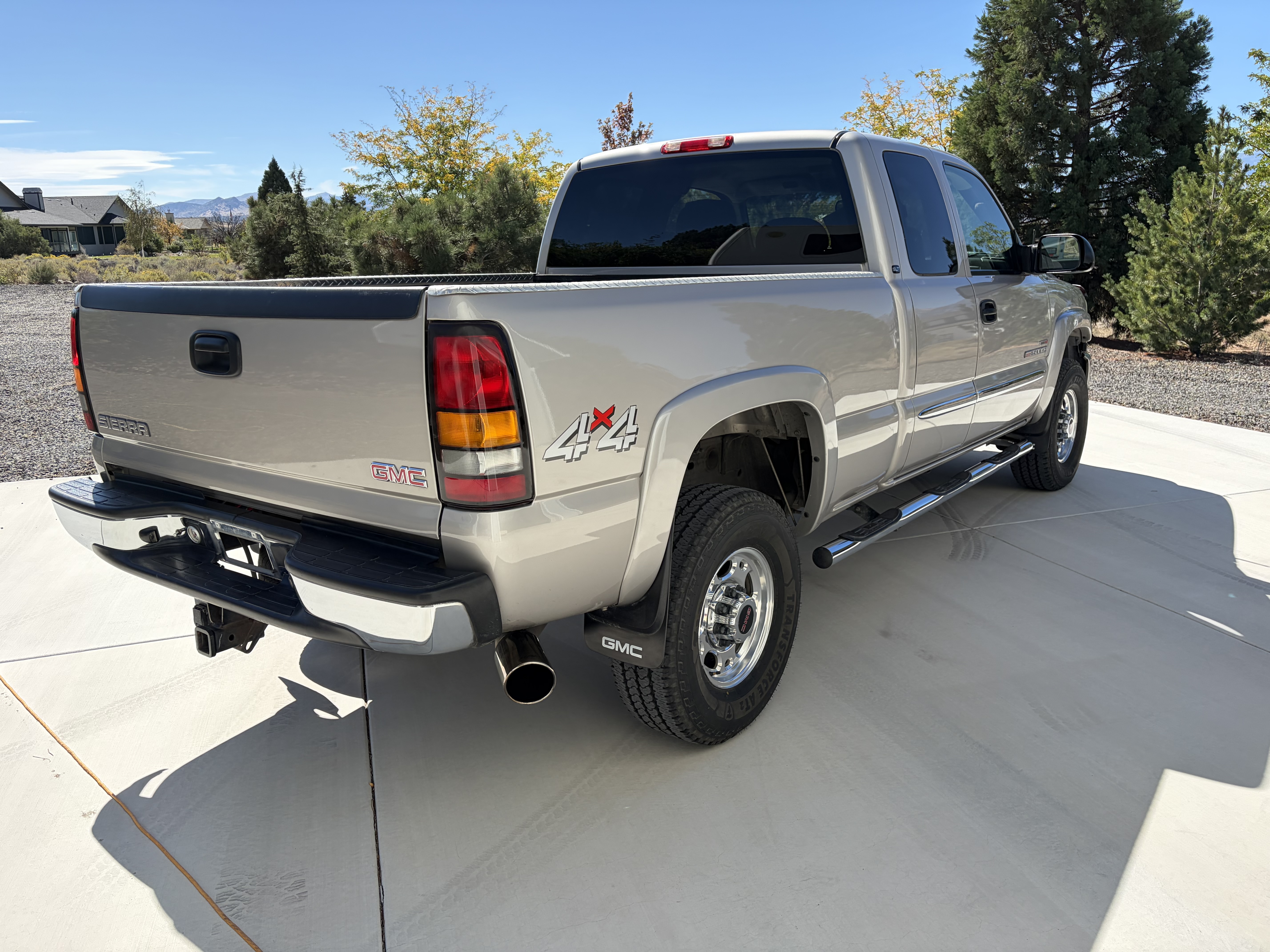 Used 2004 GMC Sierra 2500 SLT w/ Heavy-Duty Power Package AWD/4WD image 9