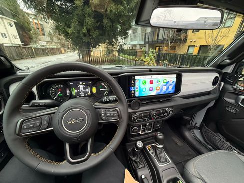 Used 2024 Jeep Wrangler Unlimited w/ Technology Group image 4