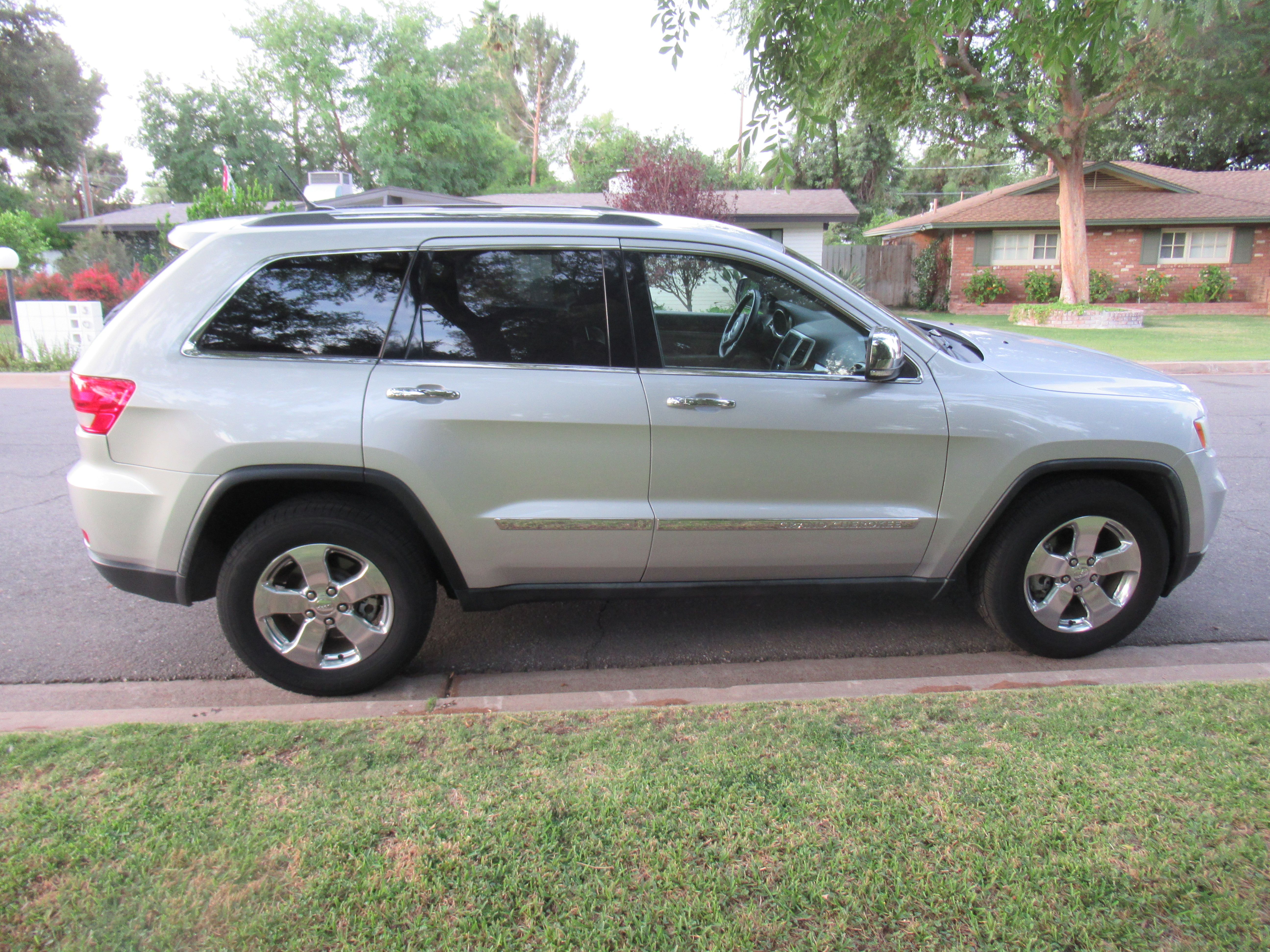 Used 2011 Jeep Grand Cherokee Limited AWD/4WD image 2