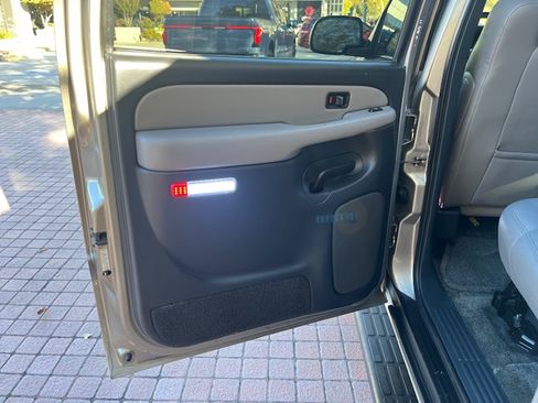 Used 2001 Chevrolet Suburban 2500 LT w/ LT Preferred Equipment Group image 24