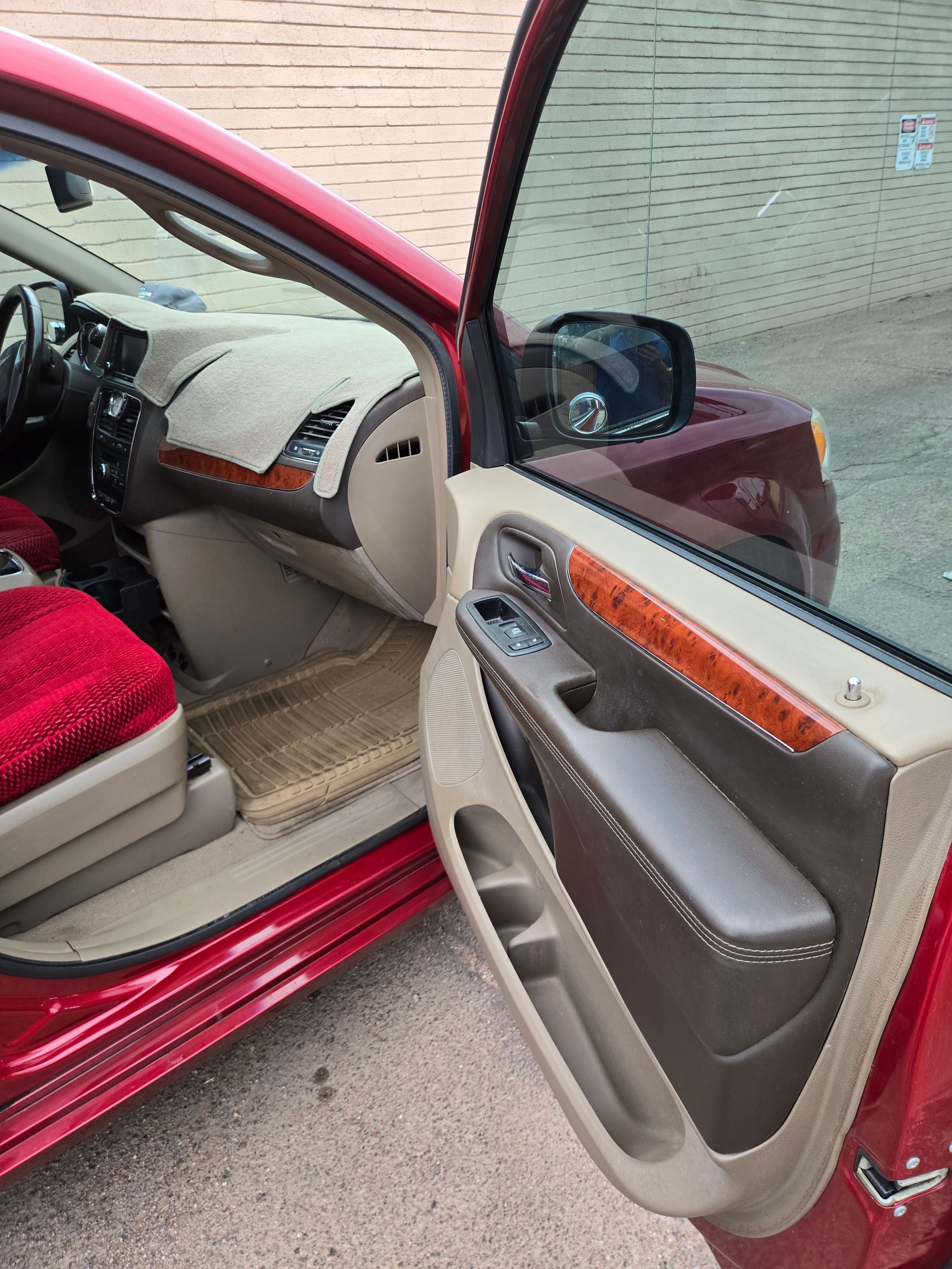 Used 2014 Chrysler Town & Country Touring FWD image 12