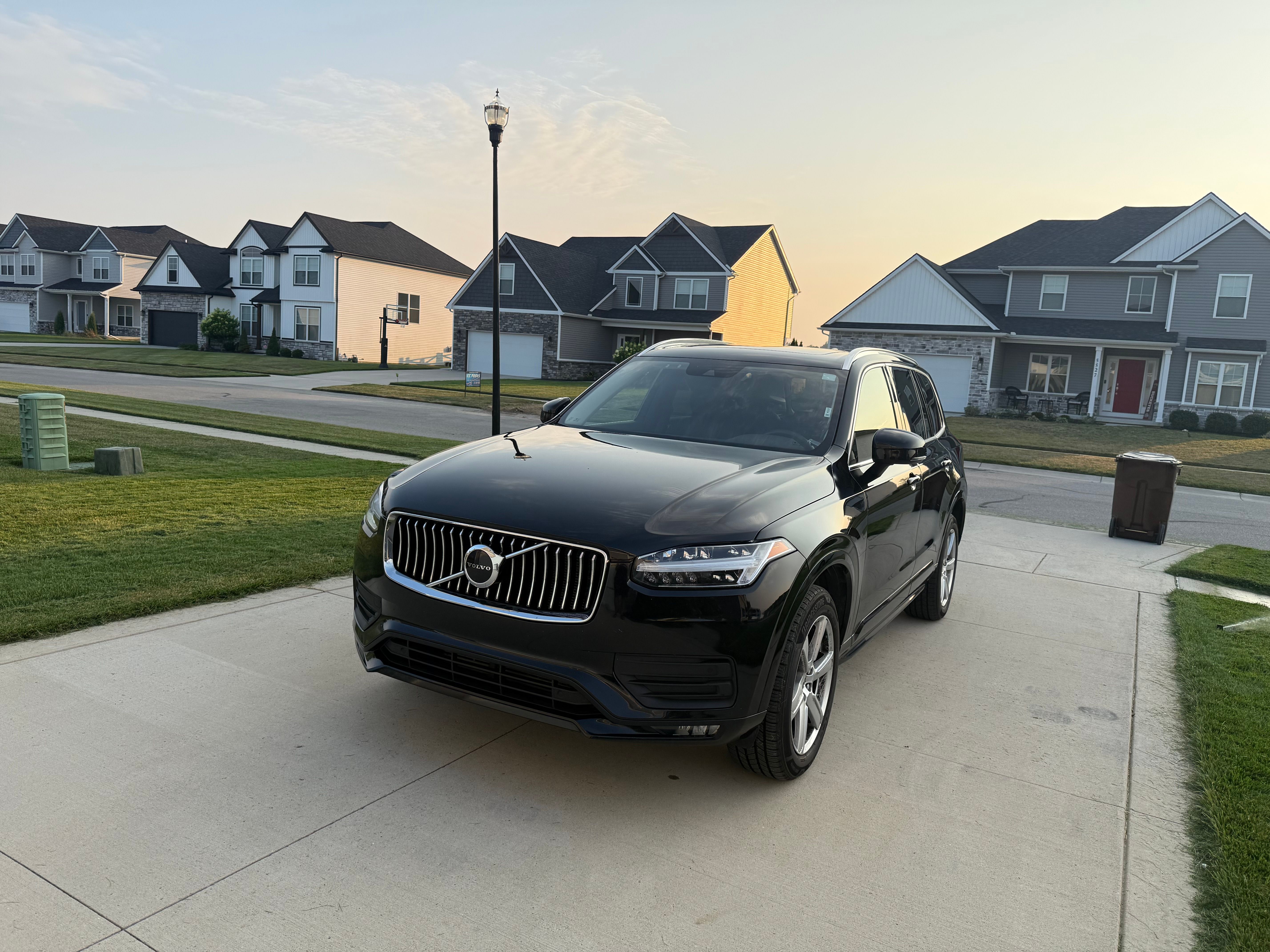 Used 2022 Volvo XC90 T5 Momentum AWD/4WD image 1