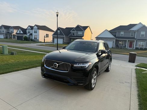 Used 2022 Volvo XC90 T5 Momentum AWD/4WD image 1