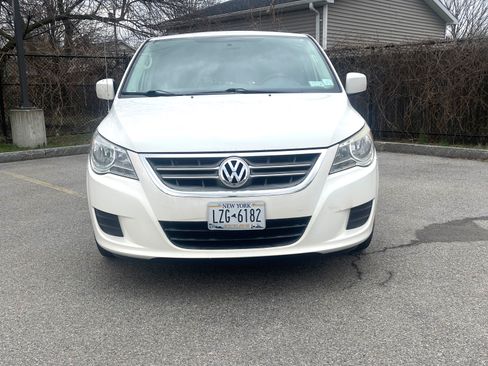Used 2011 Volkswagen Routan SE image 1