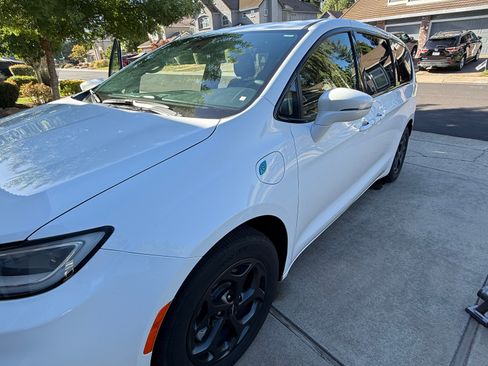 Used 2022 Chrysler Pacifica Touring-L w/ S Appearance Package FWD image 10
