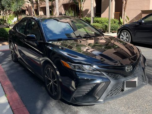 Used 2018 Toyota Camry SE image 2