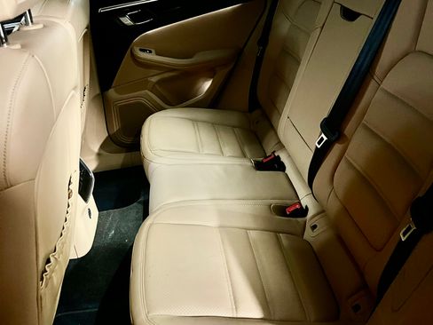 Used 2018 Porsche Macan Sport Edition image 4