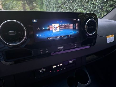 Used 2024 Mercedes-Benz Sprinter 2500 image 9