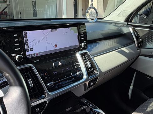 Used 2021 Kia Sorento SX image 16