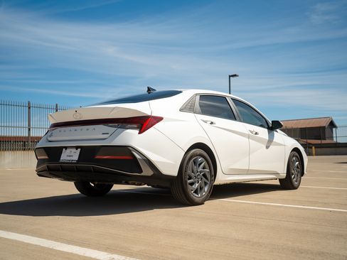 Used 2025 Hyundai Elantra Hybrid FWD image 4