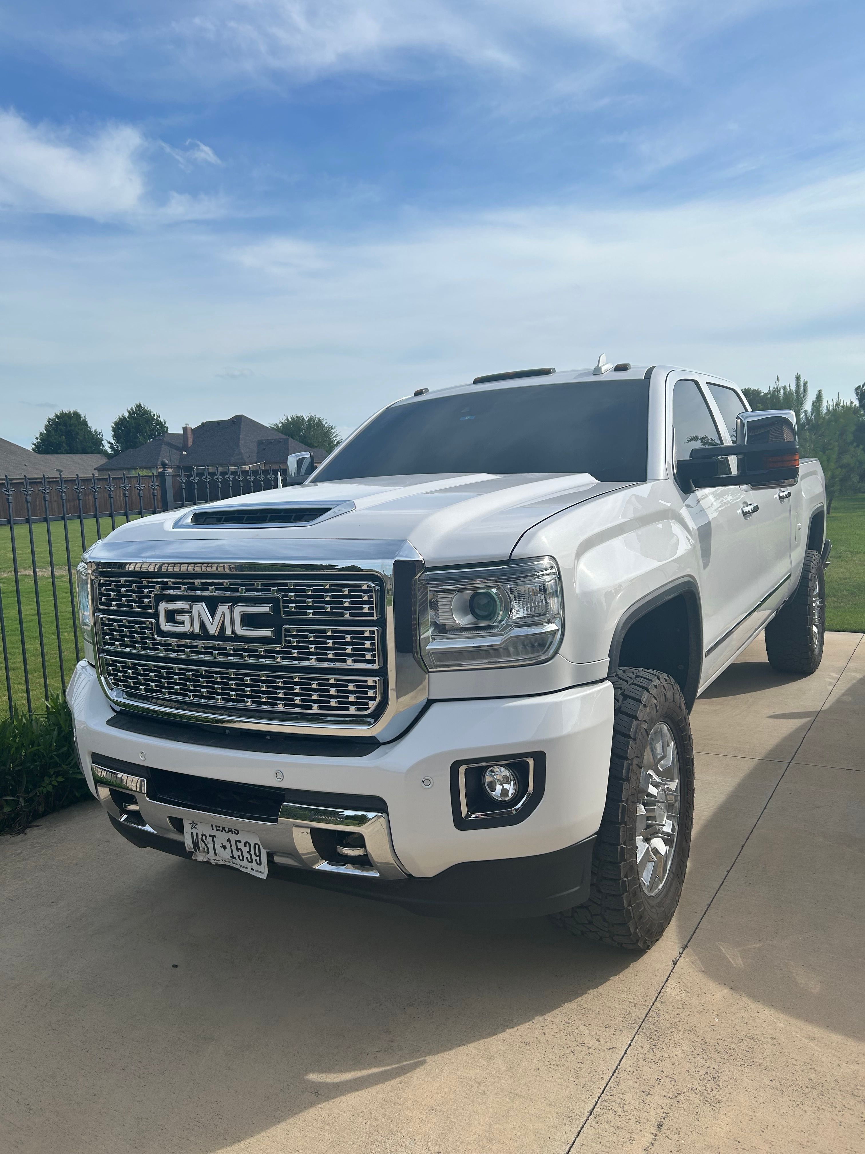 Used 2018 GMC Sierra 2500 Denali w/ Duramax Plus Package AWD/4WD image 2