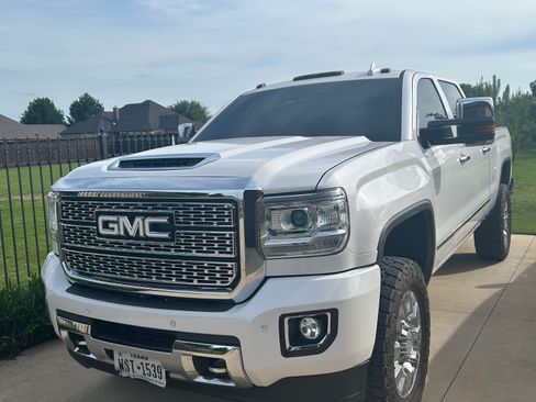 Used 2018 GMC Sierra 2500 Denali w/ Duramax Plus Package AWD/4WD image 2