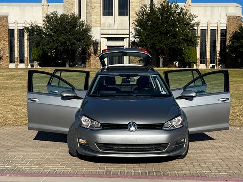 Used 2017 Volkswagen Golf SE image 4