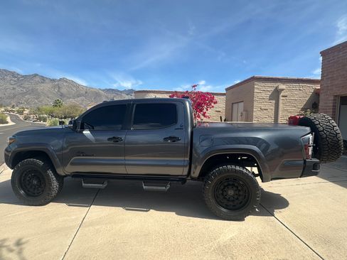 Used 2021 Toyota Tacoma Limited image 15