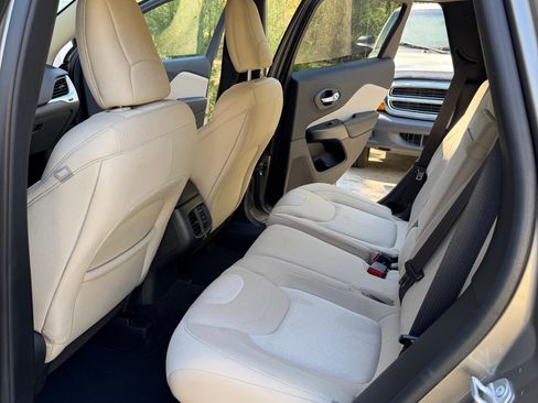 Used 2016 Jeep Cherokee Sport image 10