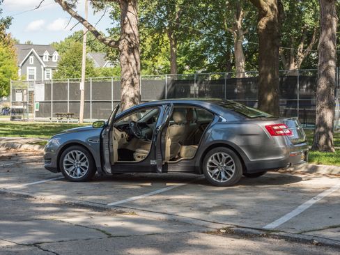 Used 2013 Ford Taurus Limited FWD image 5