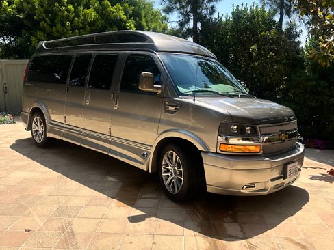 Used 2019 Chevrolet Express 2500 Extended RWD image 2