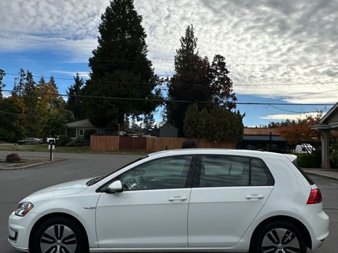 Used 2016 Volkswagen e-Golf SE w/ DC Fast Charging Package image 2