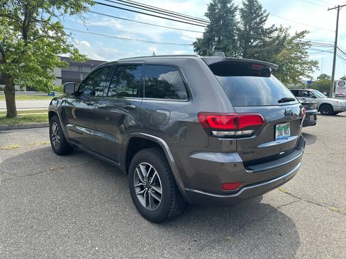 Used 2017 Jeep Grand Cherokee Altitude image 2