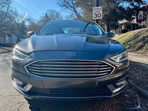 Used 2017 Ford Fusion SE w/ Fusion SE Technology Package image 2