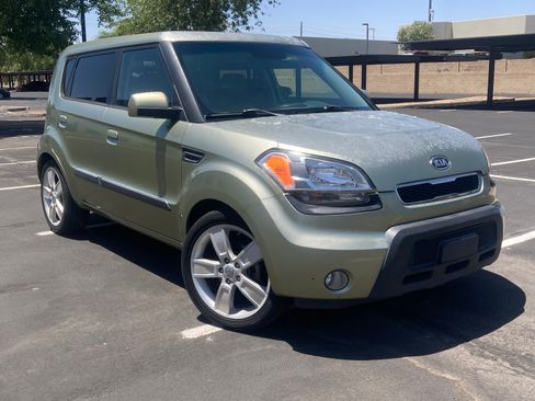 Used 2010 Kia Soul ! FWD image 1