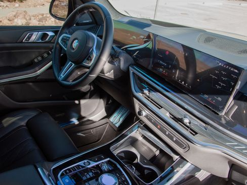 Used 2025 BMW X7 M60i w/ M Sport Professional Package image 23