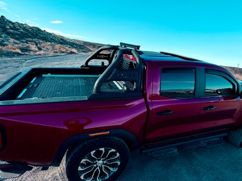 Used 2025 GMC Canyon Denali image 2