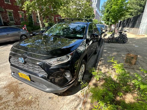 Used 2019 Toyota RAV4 XLE w/ Convenience Package AWD/4WD image 2