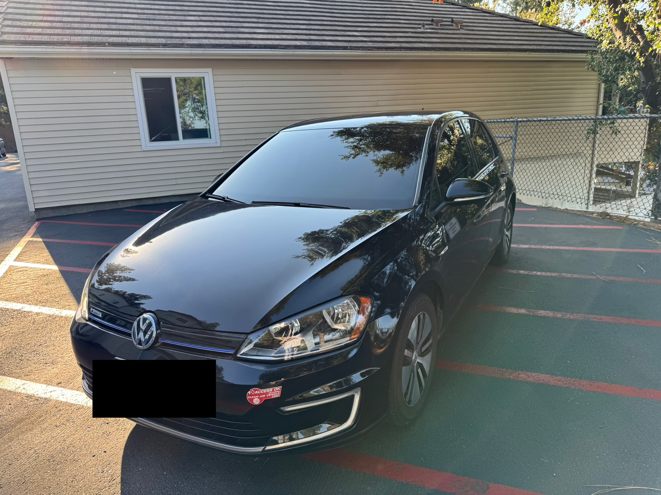 Used 2016 Volkswagen e-Golf SE w/ DC Fast Charging Package FWD image 4