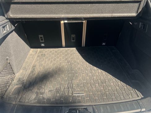 Used 2018 Jaguar F-PACE Premium image 18