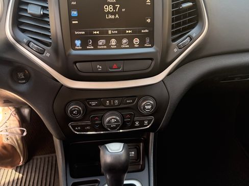 Used 2016 Jeep Cherokee Overland image 13