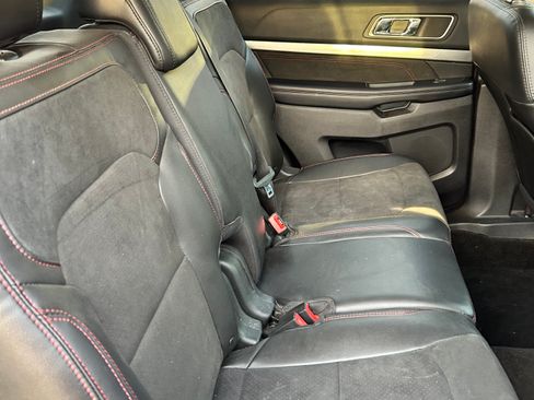 Used 2018 Ford Explorer XLT w/ Equipment Group 202A image 6