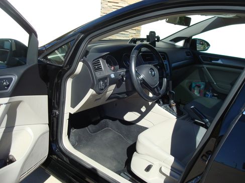 Used 2015 Volkswagen Golf TDI SE image 16