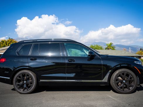Used 2022 BMW X7 xDrive40i w/ Premium Package image 2