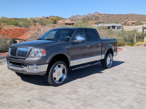 Used 2006 Lincoln Mark LT 4x4 image 2