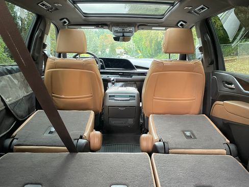 Used 2021 Cadillac Escalade ESV Premium Luxury AWD/4WD image 12