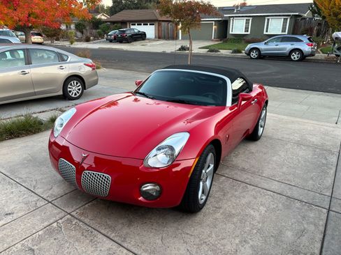 Used 2006 Pontiac Solstice Convertible 2D w/ Premium Package image 2