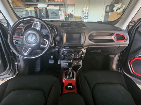 Used 2018 Jeep Renegade Trailhawk w/ Cold Weather Group II image 9